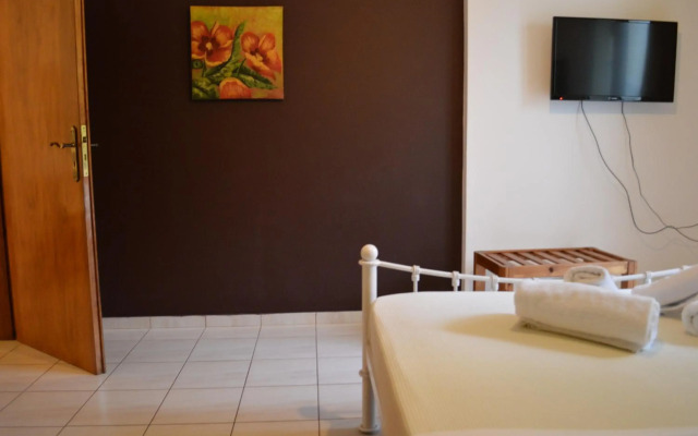 Nikos Apartments