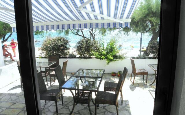 Beachfront Villa Mediteran