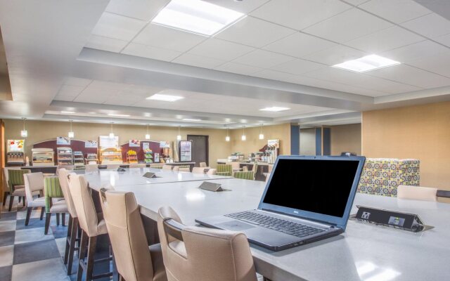 Holiday Inn Express & Suites Shawnee-Kansas City West by IHG