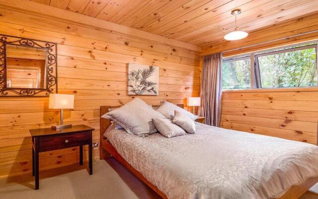 Lakeside Landing - Lake Tarawera Holiday Home