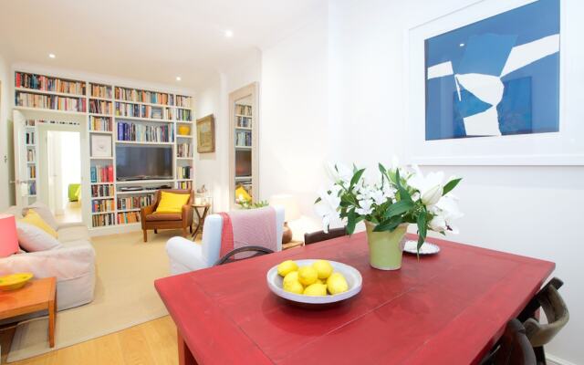 JOIVY English Retro 2BR Apt Near Battersea Park