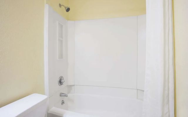 Super 8 by Wyndham Warner Robins
