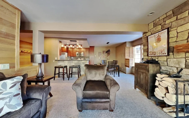 Slopeside Deluxe 2 Bedroom Condo with Free Parking, Spa, Free Gondola (Sierra Megeve 25) by RedAwning