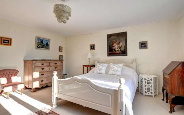 Stunning Holiday Home in Robertsbridge with Private Garden