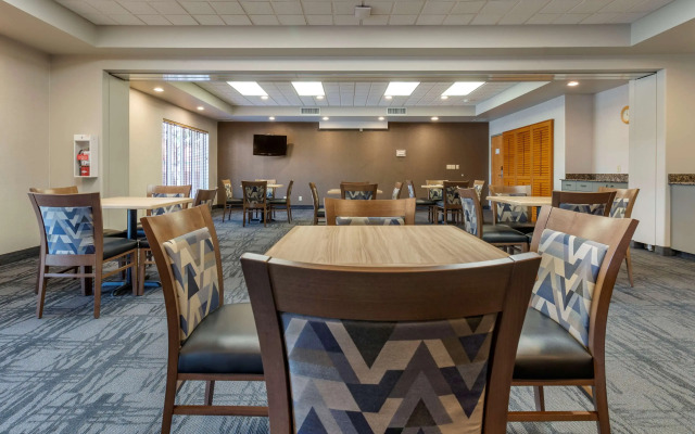 Best Western Plus Pembina Inn & Suites