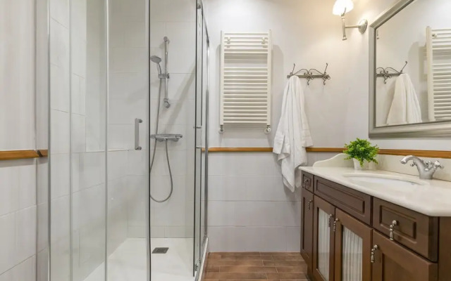 Aliron by Forever Rentals