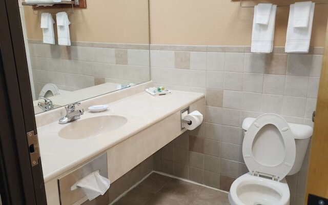 Pine Peaks Lodge & Suites