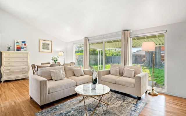 Cozy Family Retreat With Fireplace Spacious Yard