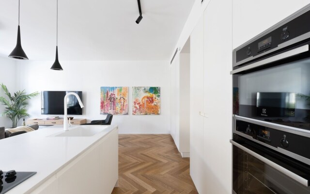 Spacious & Modern 3BD Apartment 2-min From Beach