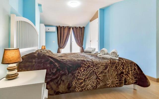 YELLOW 3 bedroom large apartment for 10 guests