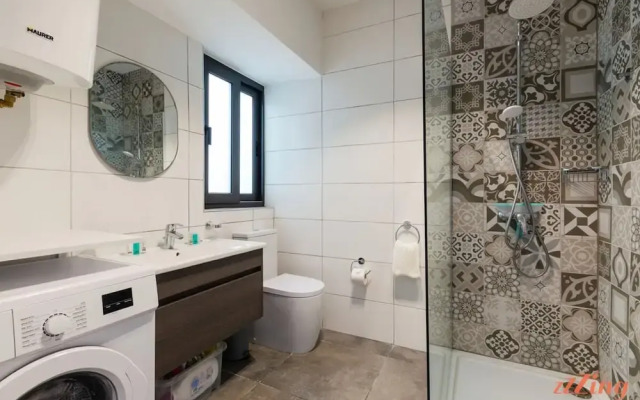 2 Bed Apartment w Distant Sea and Country Views