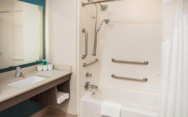 Holiday Inn Express & Suites Litchfield West by IHG