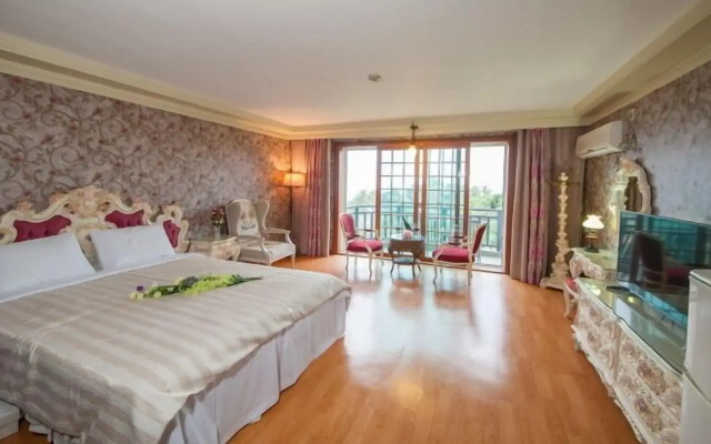 Beachside Whitehouse