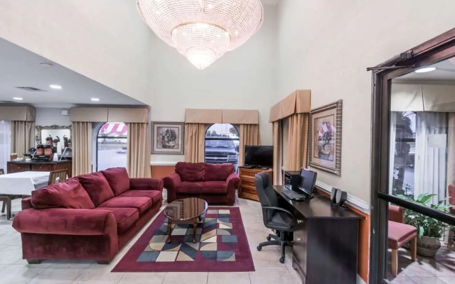 Days Inn & Suites by Wyndham Winnie