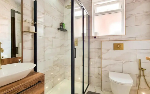 Rustic Ebony Suite With Free Parking