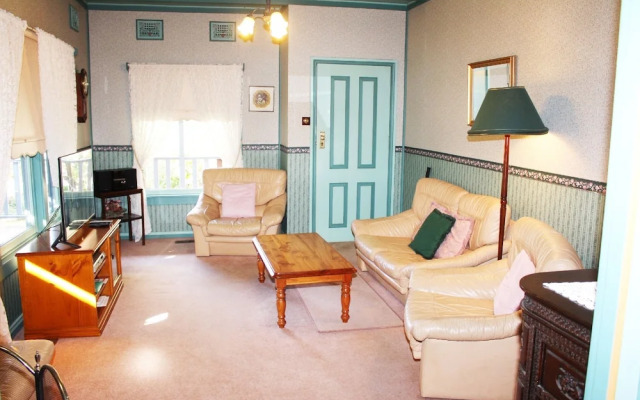 Ambrose Cottage Front Apt