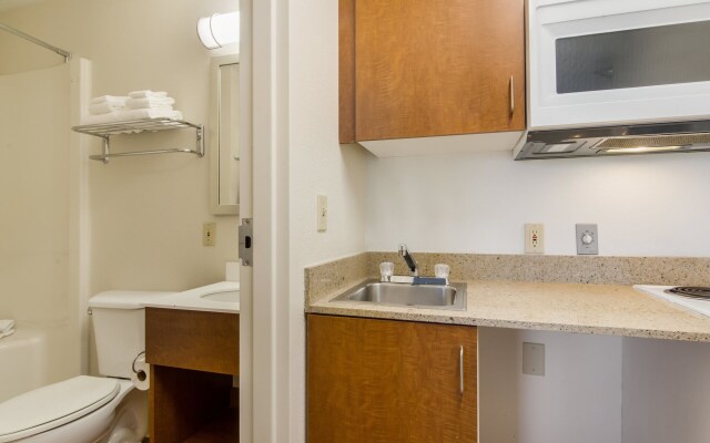 HomeTowne Studios by Red Roof Lake Charles - Sulphur