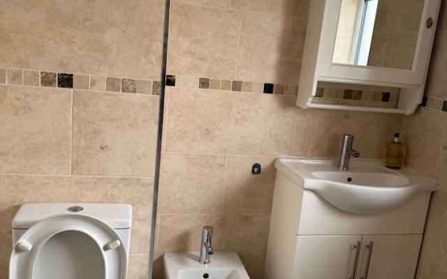 2 Bed Flat - Sleeps 4 - Parking - Wifi