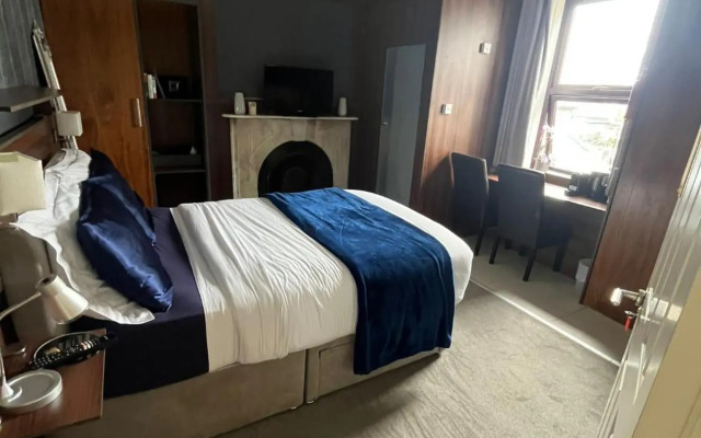 Upstairs Studio - Private kitchenette and Small en-suite