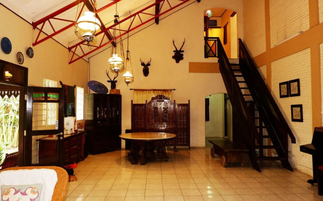 OYO 438 Cemara's Homestay