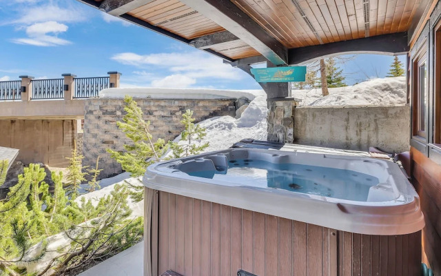 Snow Therapy Chalet Ski In Out & Hot Tub