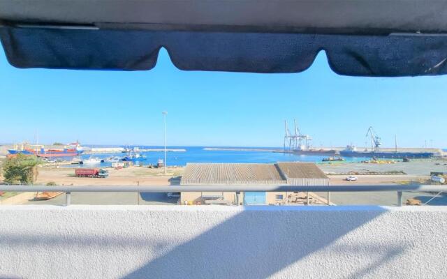 Apartment with 360° balcony and Direct Sea and Harbour View!