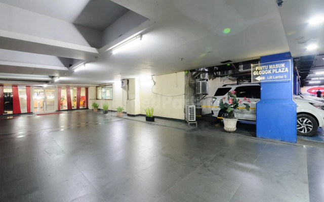 Metro Hotel near Kota Tua Mitra RedDoorz