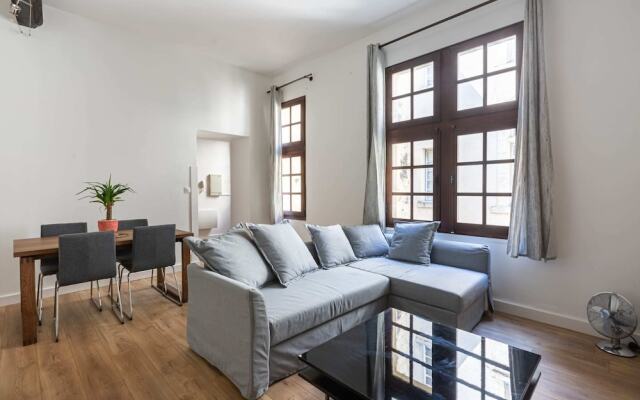 Cosy apartment in historic center by GuestReady