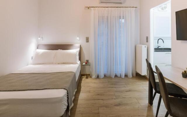 Minimal apartment on the shadow of the Acropolis