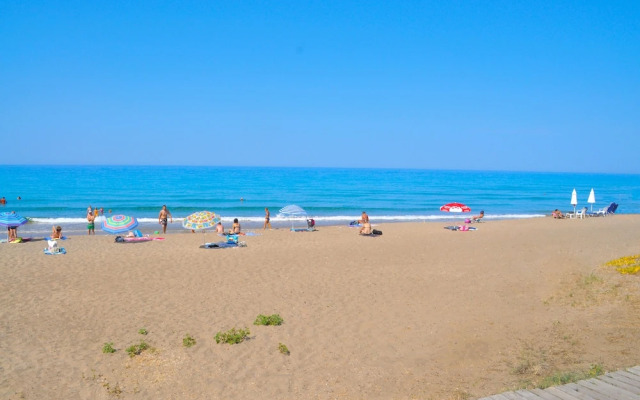 Holiday Studio Apartments Yannis on Agios Gordios Beach in Corfu