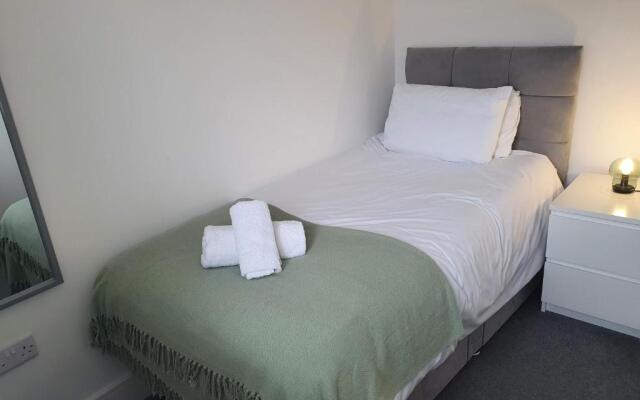 Elm Apartment by Cliftonvalley Apartments