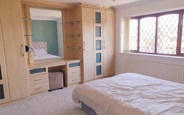 Lovely 4-bed , 3 Bath Villa in Bolton, Manchester