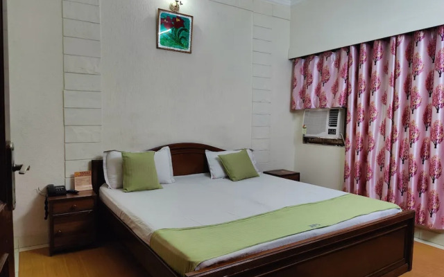 Harish Guest House -Railway Station Road
