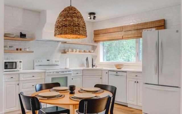 The Elm, 4 Bed Bungalow with Backyard and Firepit