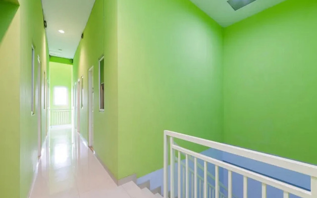 RedDoorz near Stasiun Palmerah