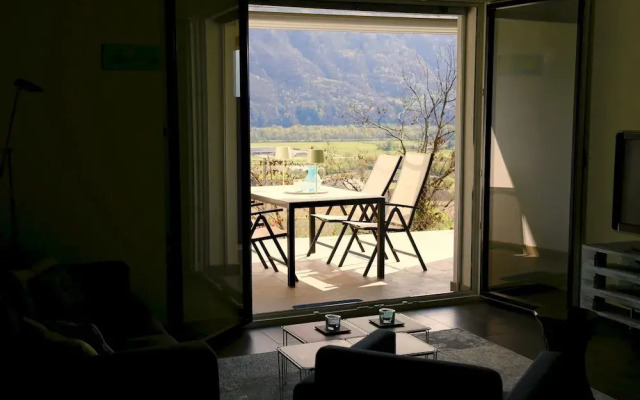 Beautiful Lake-view Apartment
