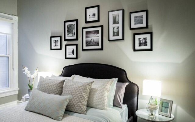 QuickStay - Chic & Modern Townhouse in Little Italy
