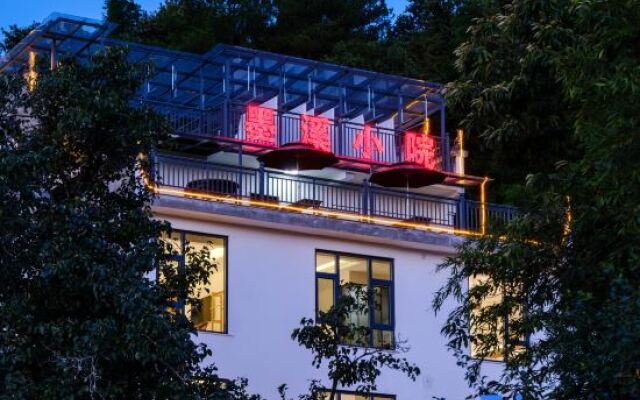 MoxiCourtyard Villa;AccommodationforLeisure andVacationwithMountainViews(WuyuanHualiScenicAreaStore)