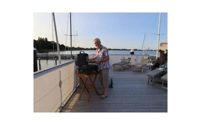 Houseboat Liliput Comfortable Holiday Residence