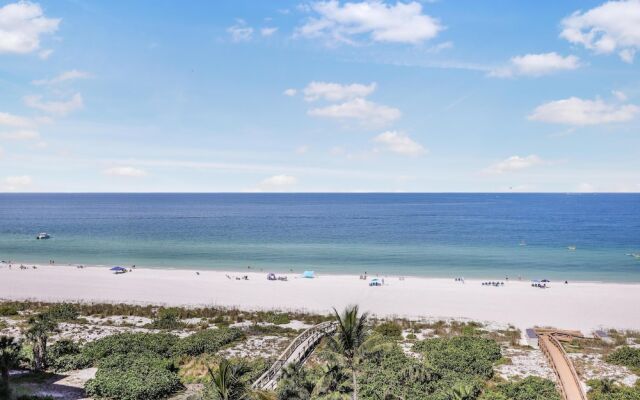 Cozy Beachfront Getaway With Pool and spa