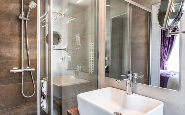 Brit Hotel Privilege Lisieux – La Villa Des Arts