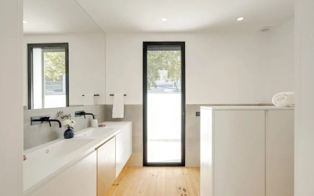 Cascais Contemporary Villa by Cadenzalux