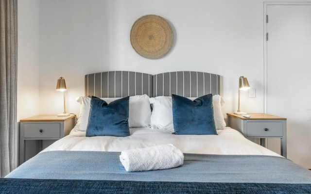17 Marine, 2 Bedroom Sea-Facing Apt101