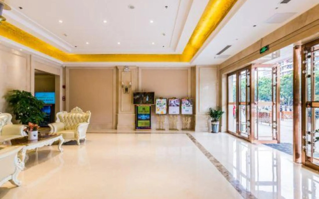 Vienna International Hotel (Zhaoqing Center Lake-view)