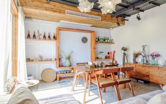 Poke Amber Theme Hostel