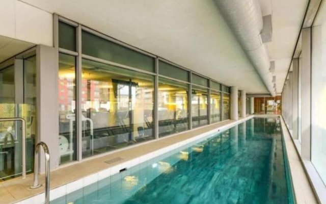 2Bed-2Bath Flat - Gym Pool Balcony Lift
