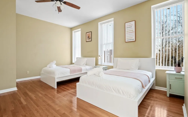 Massive Downtown Area Home... sleeps 14