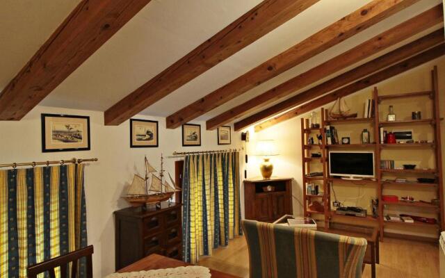 CA' LEONE - Sans Souci - Apartment in Villa with Pool
