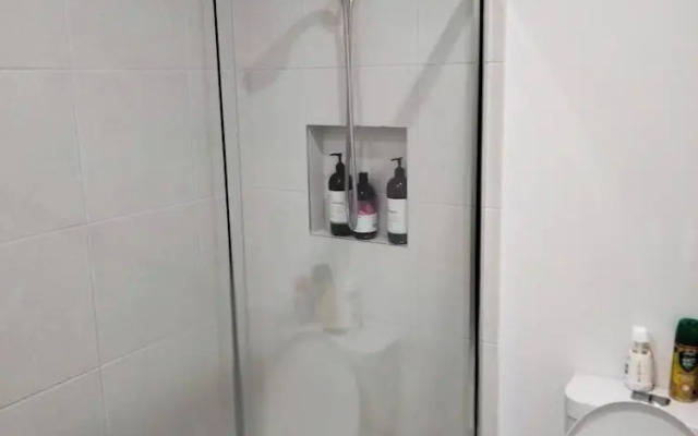 Modern & Cosey 4bedroom House Walk to Beach