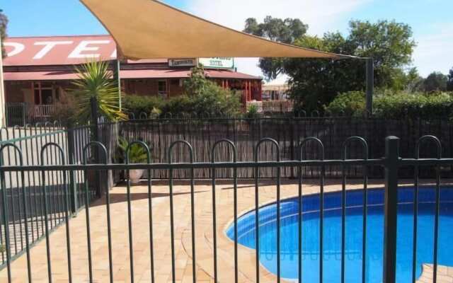 Golden Guitar Motor Inn